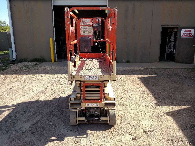 lot 4 image: JLG Scissor Lift