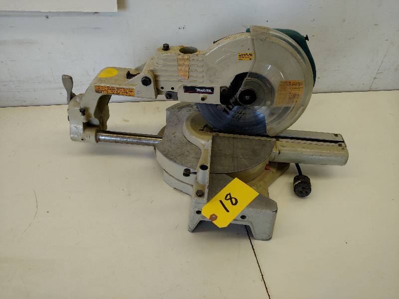 lot 18 image: Makita 10 Sliding Compound Miter S...