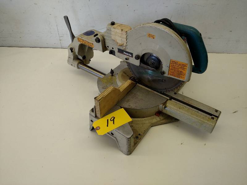 lot 19 image: Makita 10 Sliding Compound Miter S...