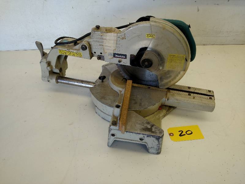 lot 20 image: Makita 10 Sliding Compound Miter S...