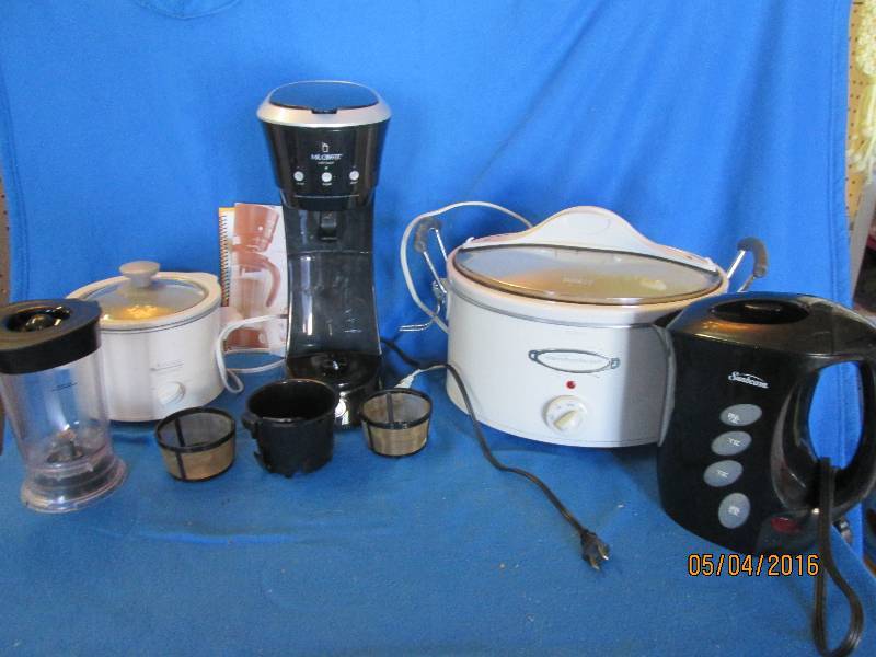 Lot of kitchen utinsels...