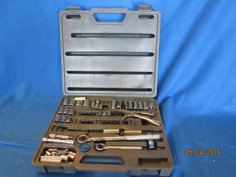 Socket wrench case with a partial s...