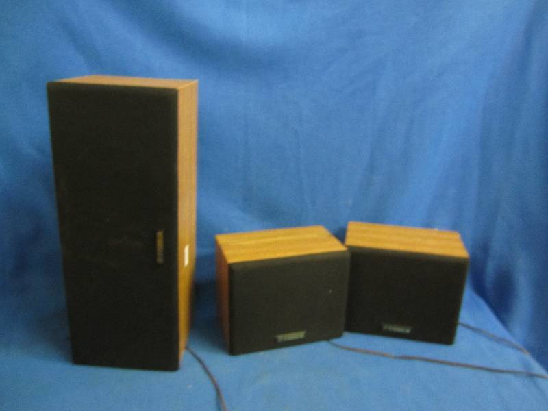 Fisher speakers, one arege 2 small...
