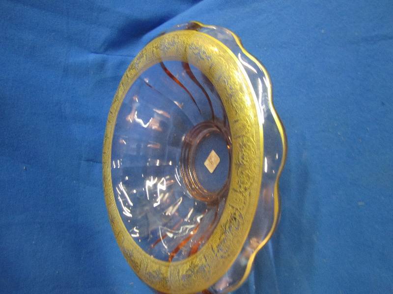 Serving bowl with indented pattern ...