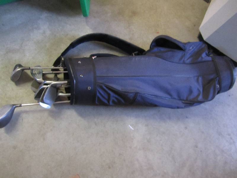 Set of golf clubs ...
