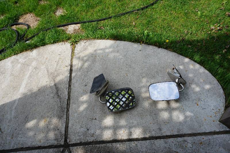 lot 32 image: Set of  - 2 Chevy TruckSUV Side Mirrors