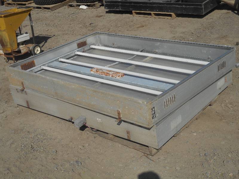 lot 19 image: Lot Of (2) Commercial Aluminum Ligh...