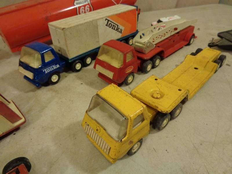 lot 124 image: 6 Old Metal Tonka Trucks and 2 Metal ERTL Cars