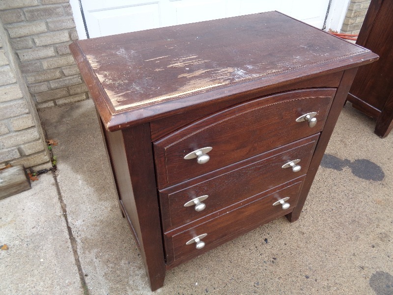lot 16 image: 2 Drawer Night Stand