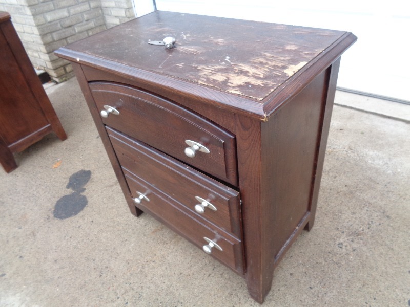 lot 17 image: 2 Drawer Night Stand
