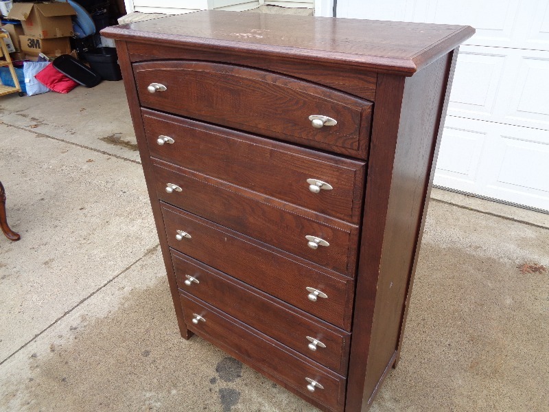 lot 18 image: 5 Drawer Dresser