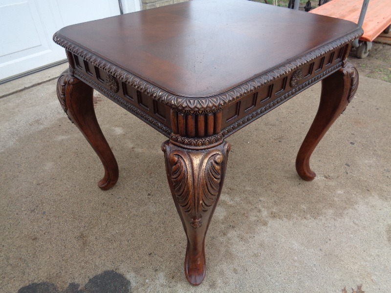 lot 21 image: End Table