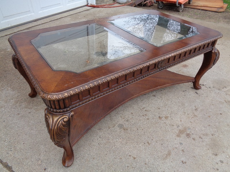 lot 22 image: Coffee Table