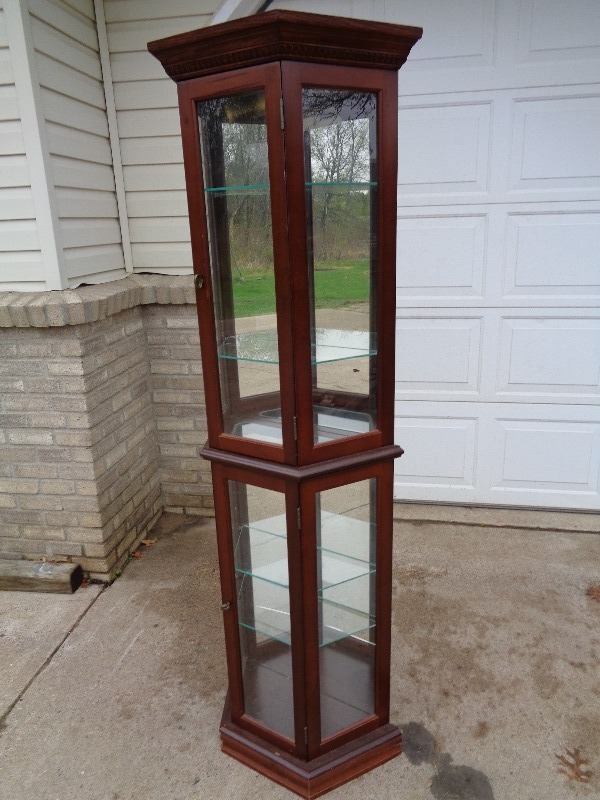 lot 23 image: Lighted Curio Cabinet