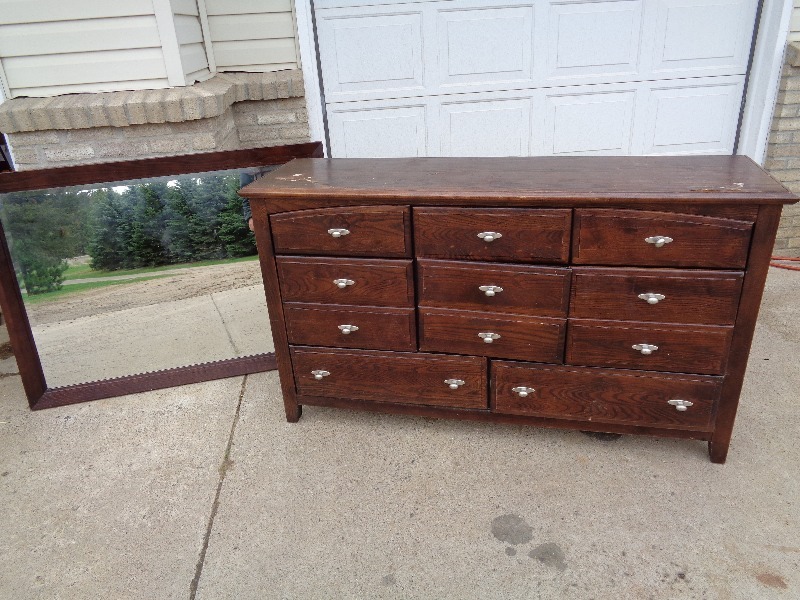 lot 19 image: 8 Drawer Dresser with Mirror