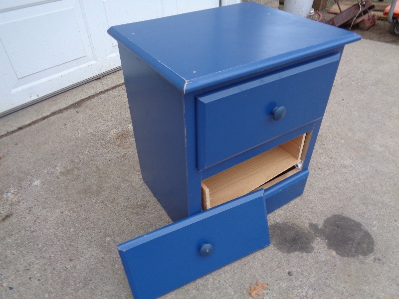 lot 30 image: 2 Drawer Night Stand