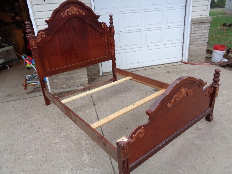 lot 33 image: Queen Size Bed