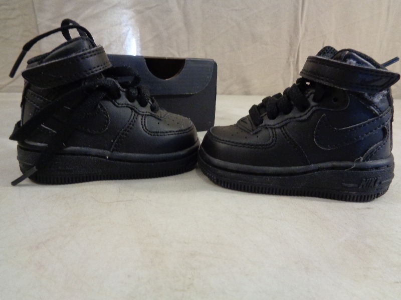 lot 57 image: Kids Nike Shoes
