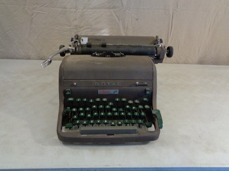 lot 58 image: Vintage Royal Typewriter