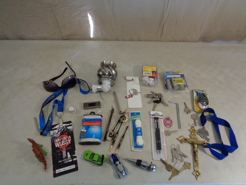 lot 70 image: Scentsy Warmer, Keys, and More