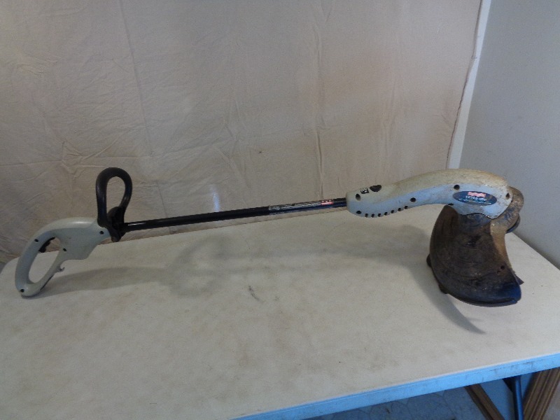 lot 79 image: 14 Craftsman Weed Whip