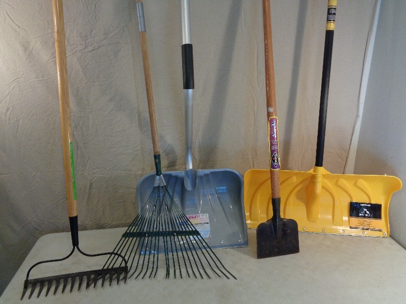 lot 82 image: Long Handle Tools