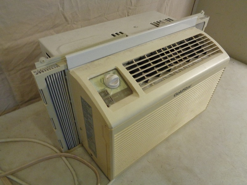 lot 114 image: Goldstar Window Air Conditioner