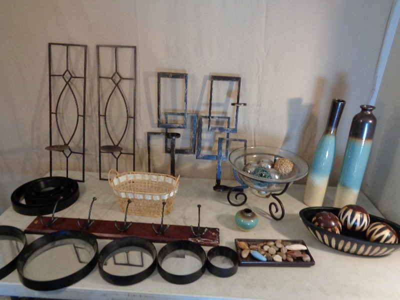 lot 132 image: Very Pretty Decor Pieces