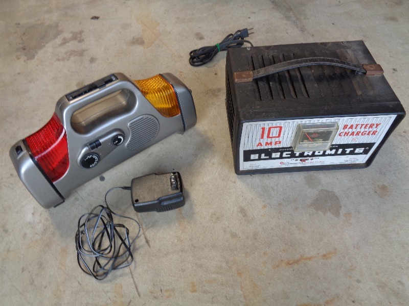 lot 92 image: Battery Charger and Automotive LightRadio
