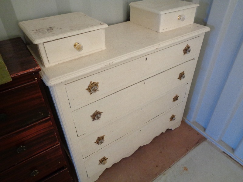 lot 43 image: 6 Drawer Vanity  Dresser