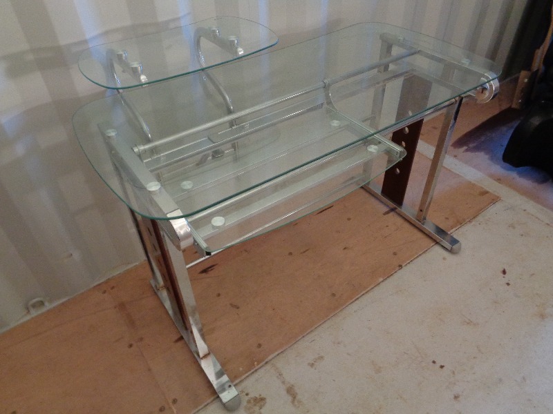lot 46 image: Modern Computer Desk