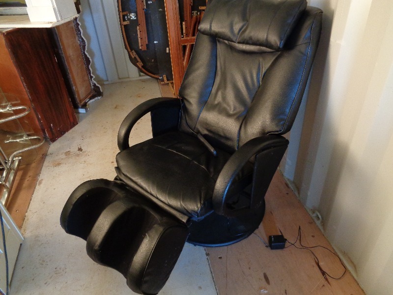 lot 3 image: Heated Massaging Recliner