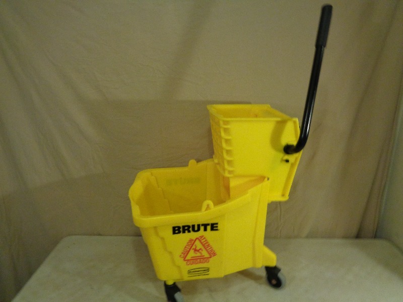 lot 95A image: Rubbermaid Brute Mop Bucket and Wringer