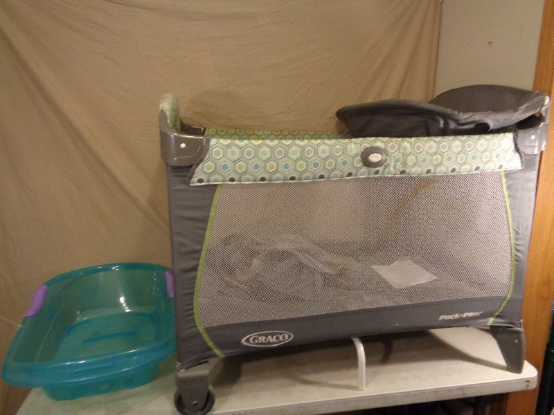 lot 180 image: Graco Pack N Play and Baby Tub