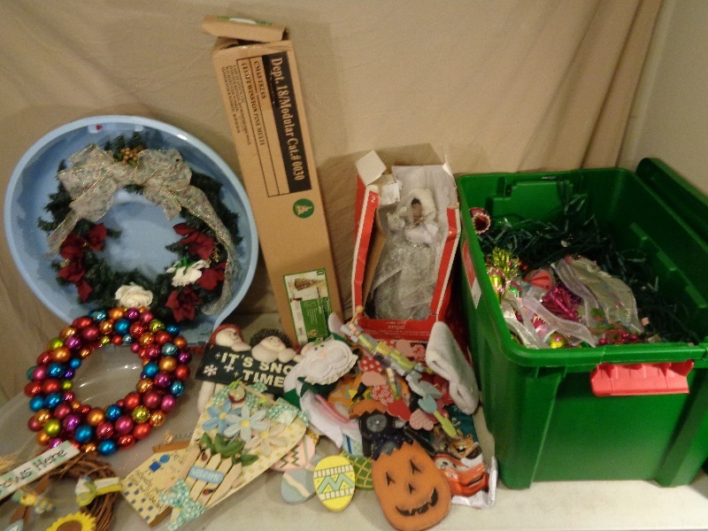 lot 198 image: Holiday Decor