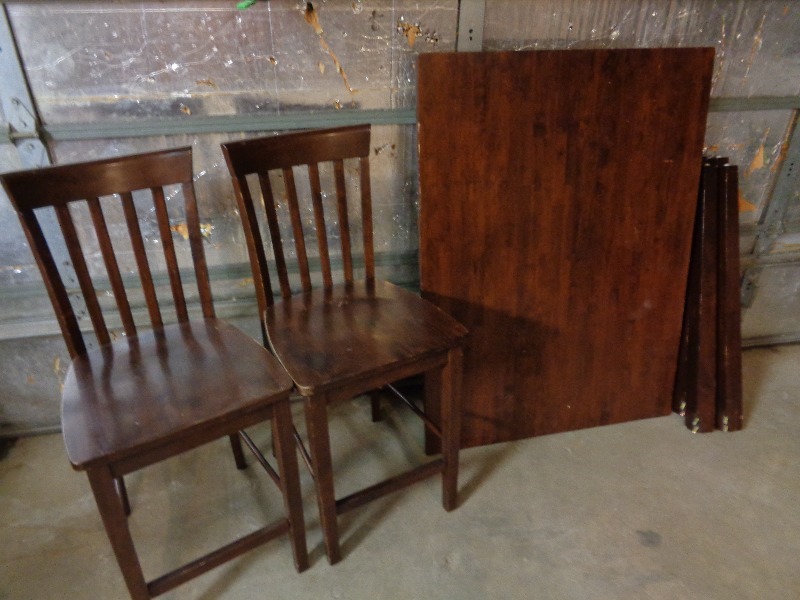 lot 200 image: Hightop Table and Chairs