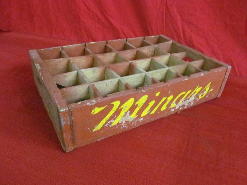 lot 34 image: vintage Bingo crate