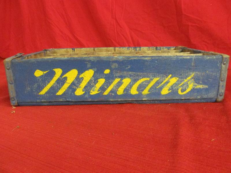 lot 36 image: vintage Minars crate