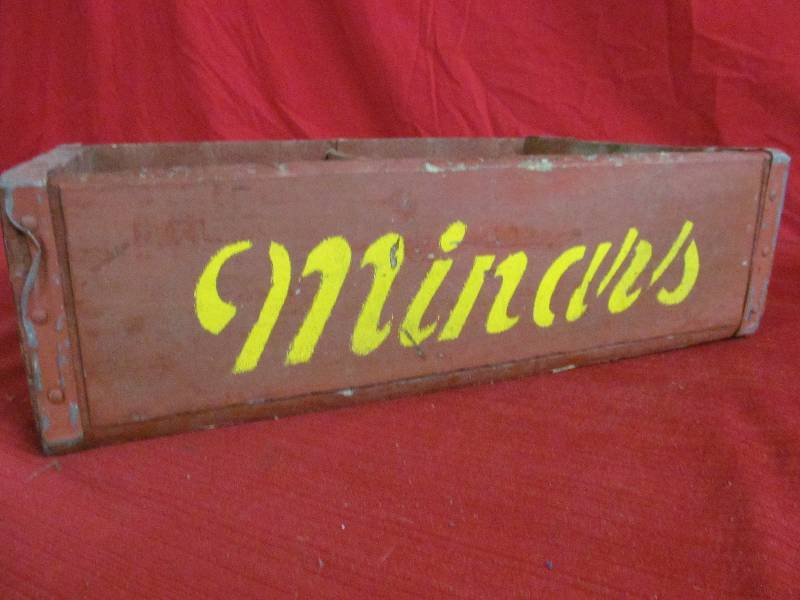 lot 37 image: vintage Minars crate