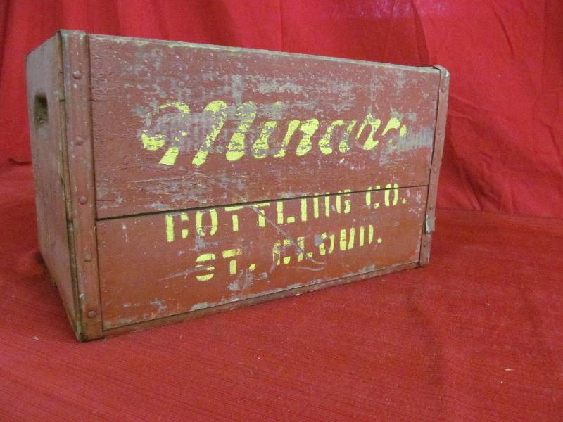 lot 38 image: vintage Minars crate