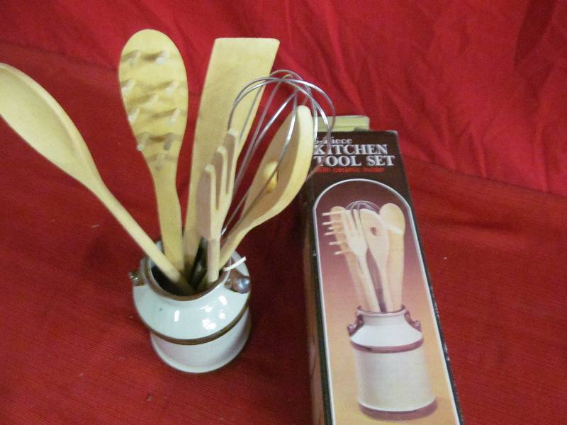 lot 40 image: kitchen tool set
