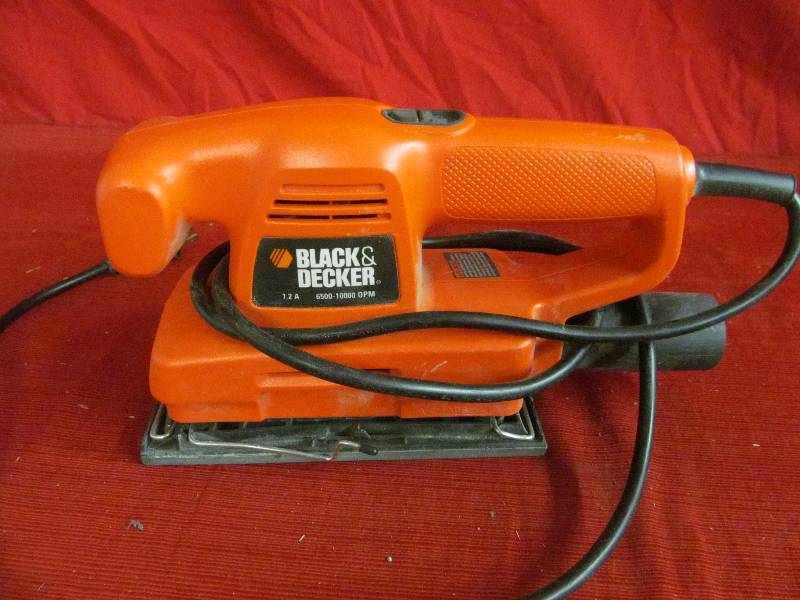 lot 46 image: Black n Decker sander