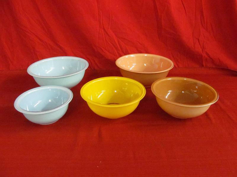 lot 68 image: Pyrex bowls