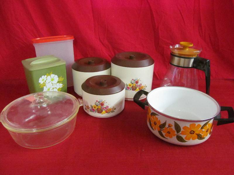 lot 101 image: vintage Pyrex dish