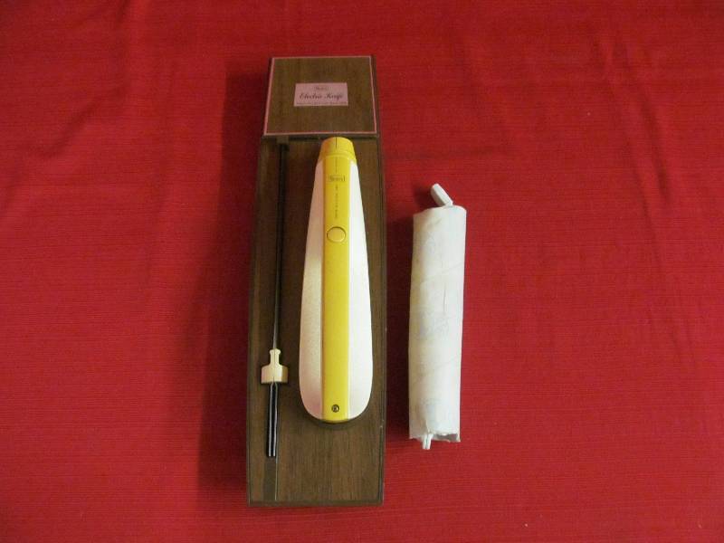 lot 102 image: vintage sears electric knife