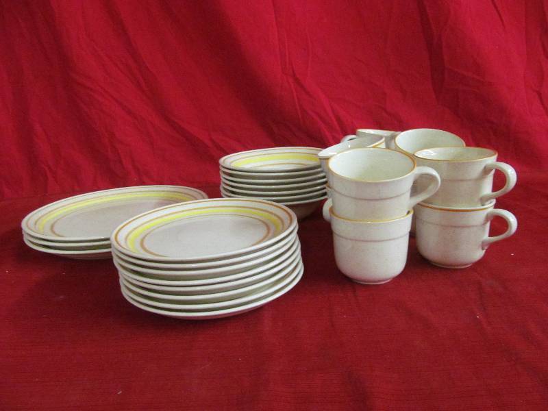 lot 123 image: Artzlow Honey stoneware