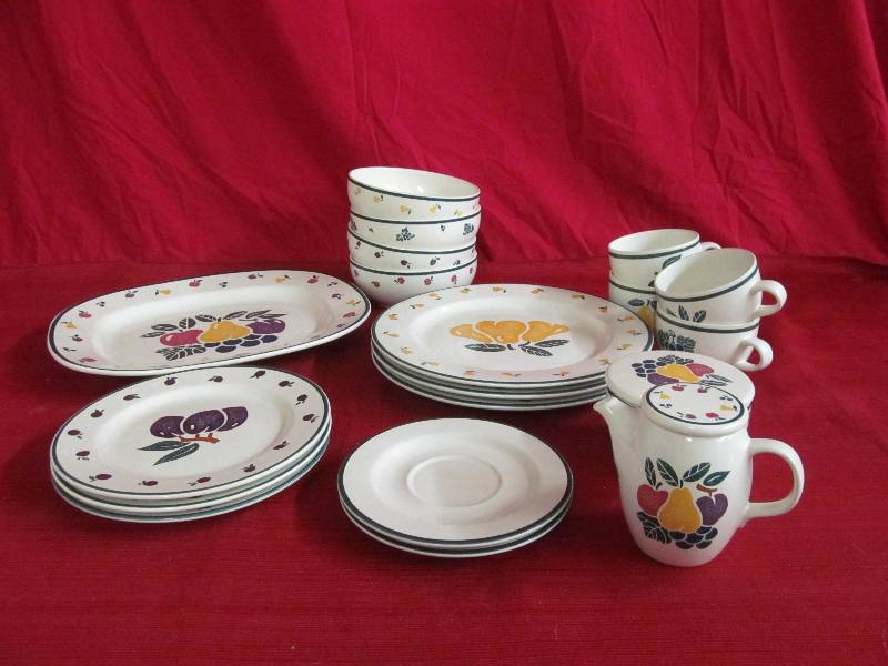 lot 126 image: dish set