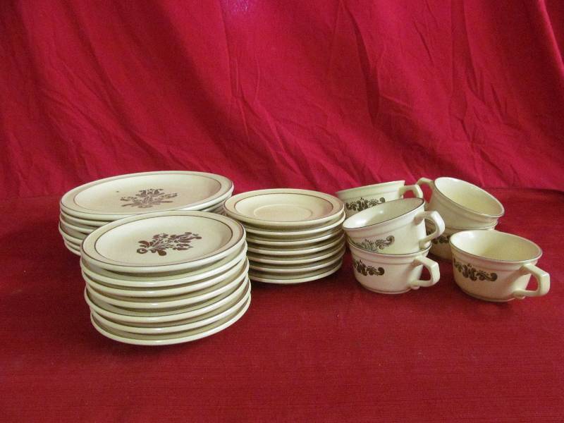 lot 129 image: Pfaltzgraff dishes