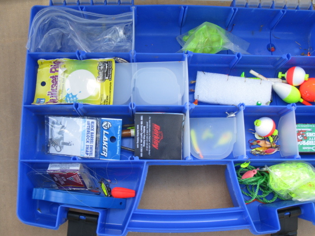 lot 4 image: Plastic tackle box wlures