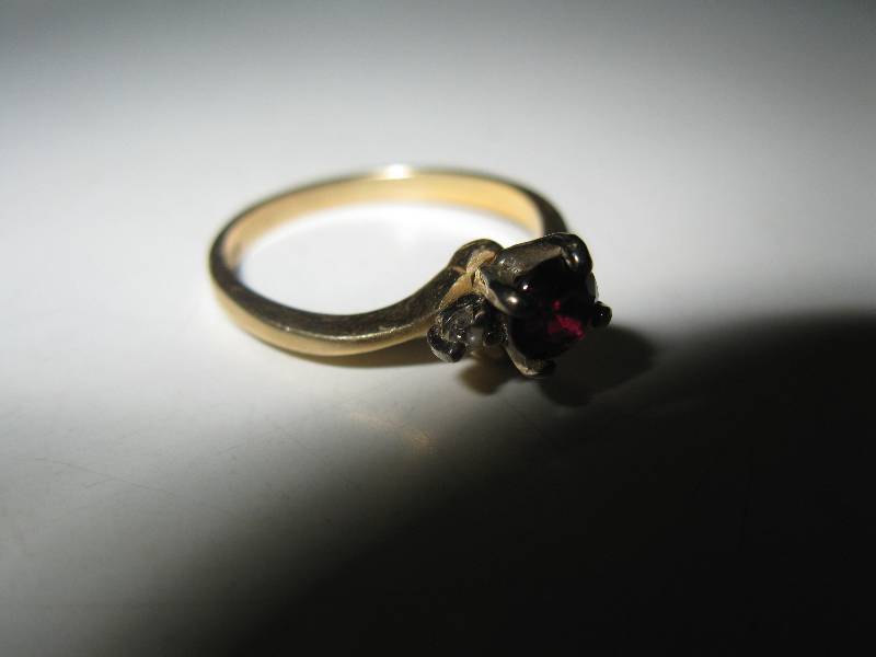 lot 177 image: Sold ring wRuby stone